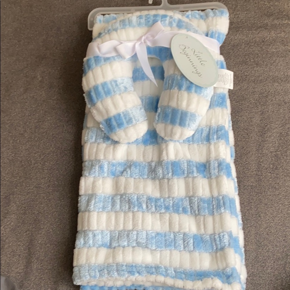 Blanket with headrest